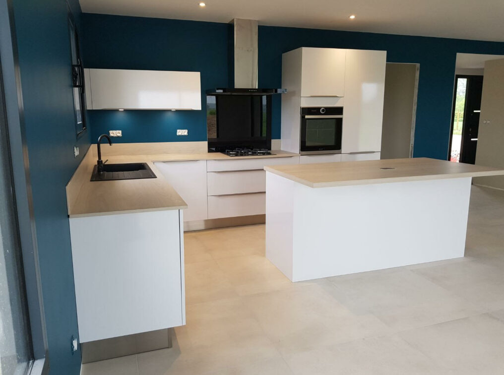 cuisine-fonctionnelle-blanche-bois-mur-bleu-montauban