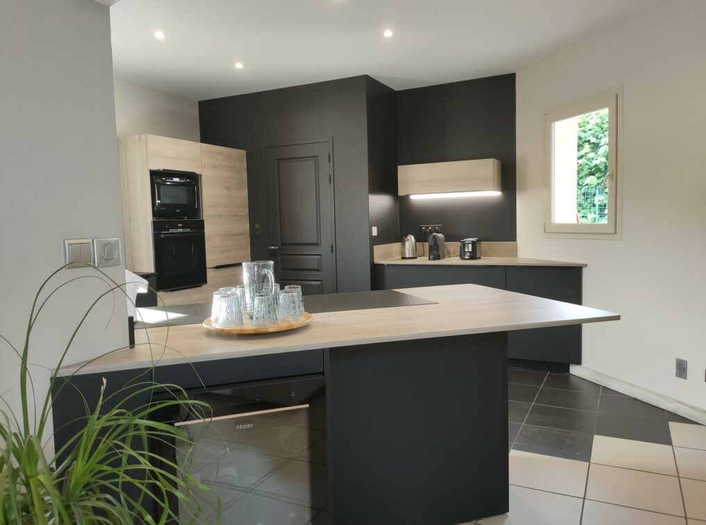 cuisine-moderne-noir-mat-montbrison