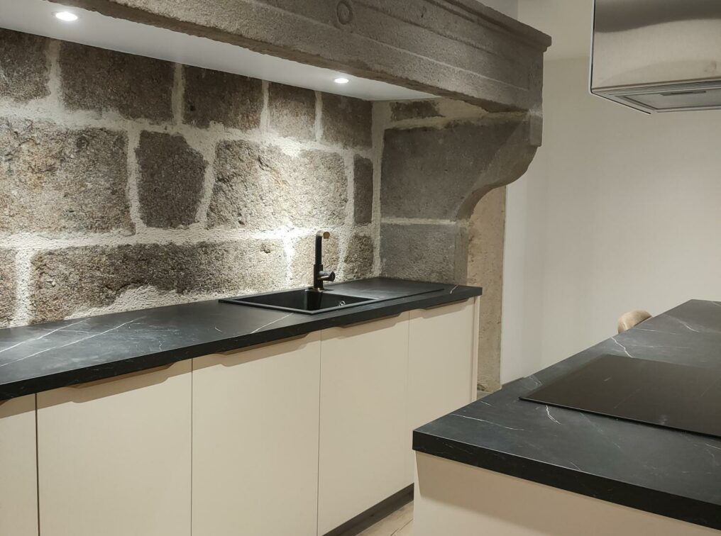 cuisine-mur-en-pierres-authentique-montbrison