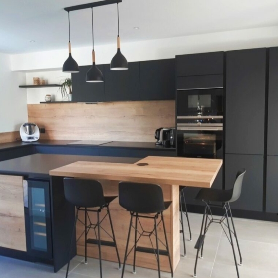 cuisine-contemporaine-noir-bois-montbrison