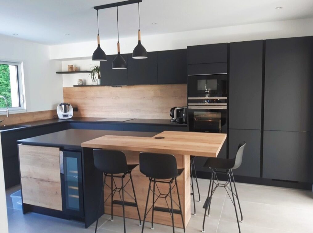 cuisine-contemporaine-noir-bois-montbrison