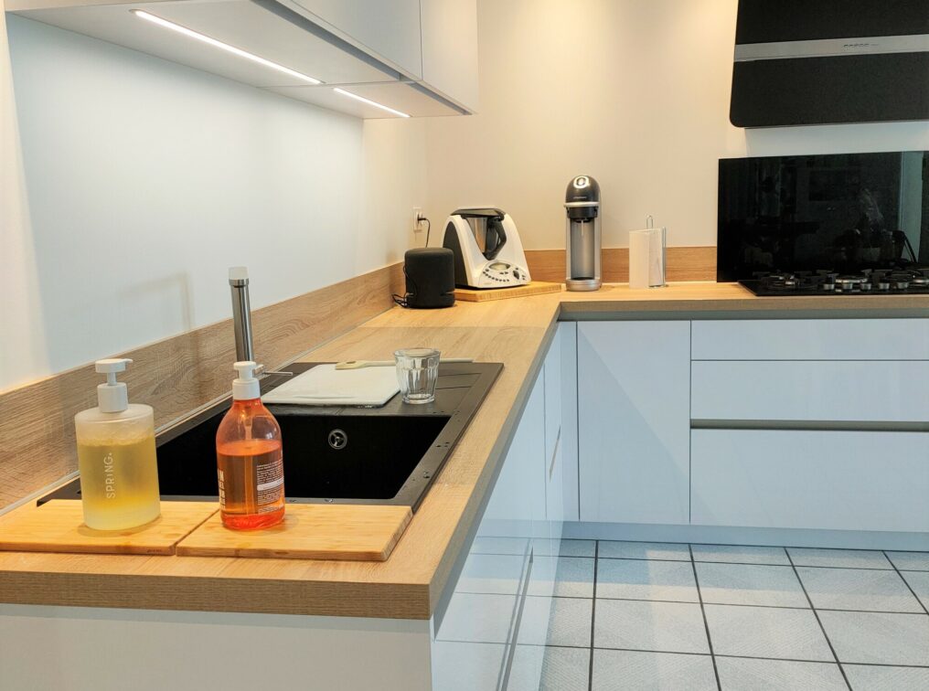 cuisine-contemporaine-plan-travail-bois-montbrison