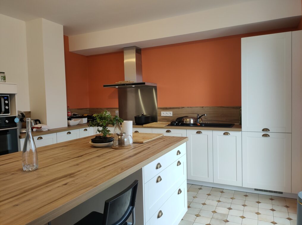 cuisine-conviviale-style-classique-ilot-central-montbrison
