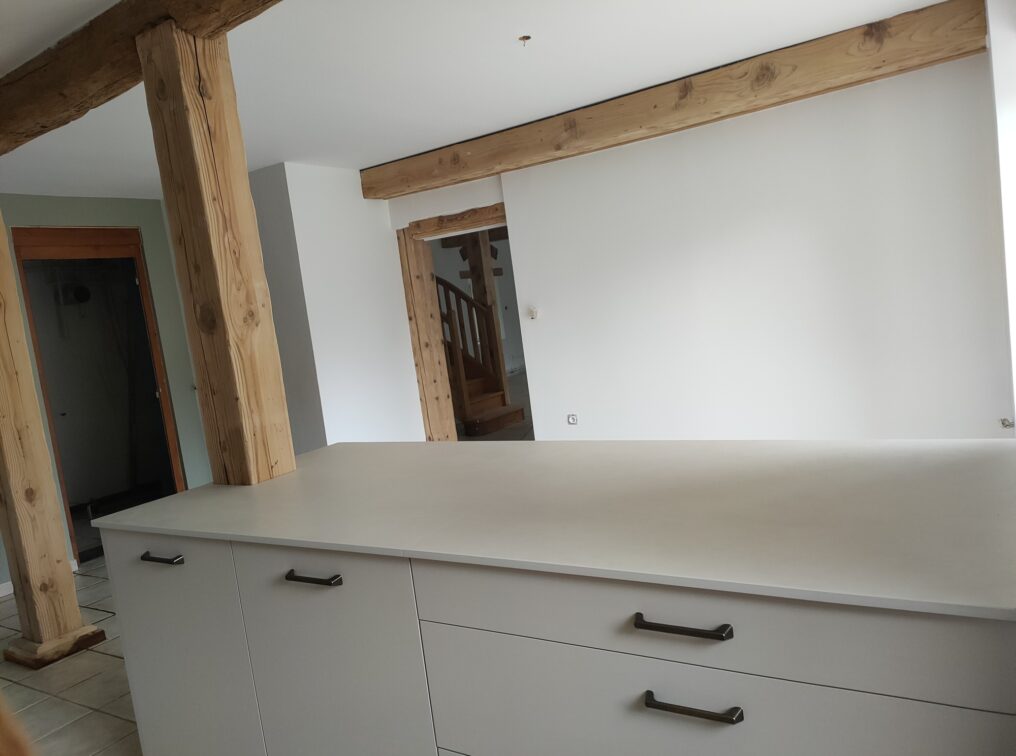 cuisine-moderne-plan-travail-beige-montbrison