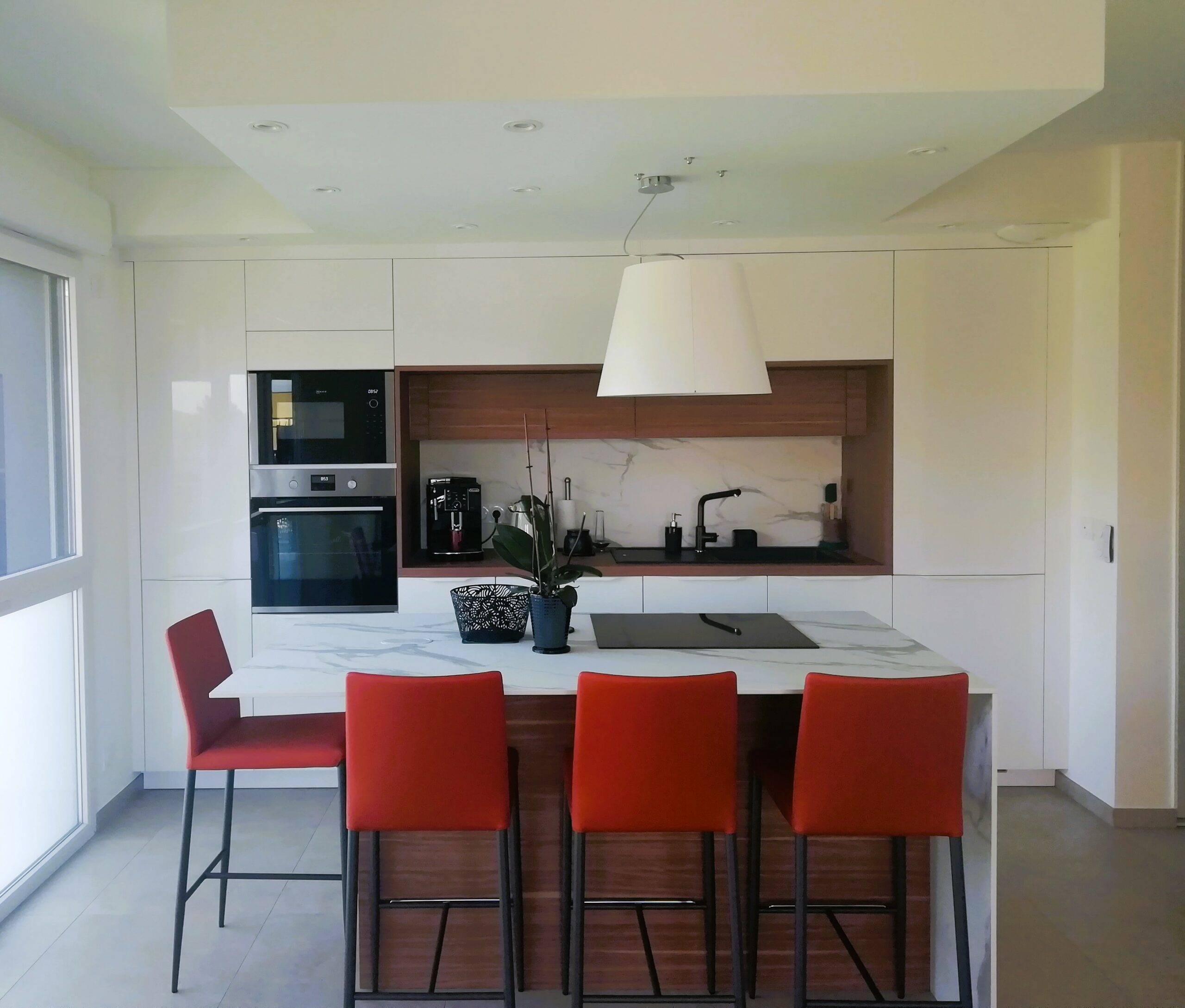 cuisine-moderne-elegante-bois-blanc-chambery