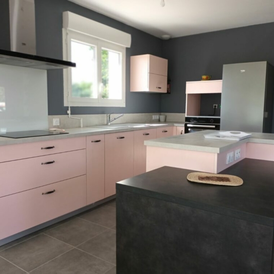 cuisine-design-fonctionnelle-rose-gris-villereal