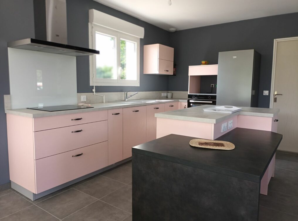 cuisine-design-fonctionnelle-rose-gris-villereal