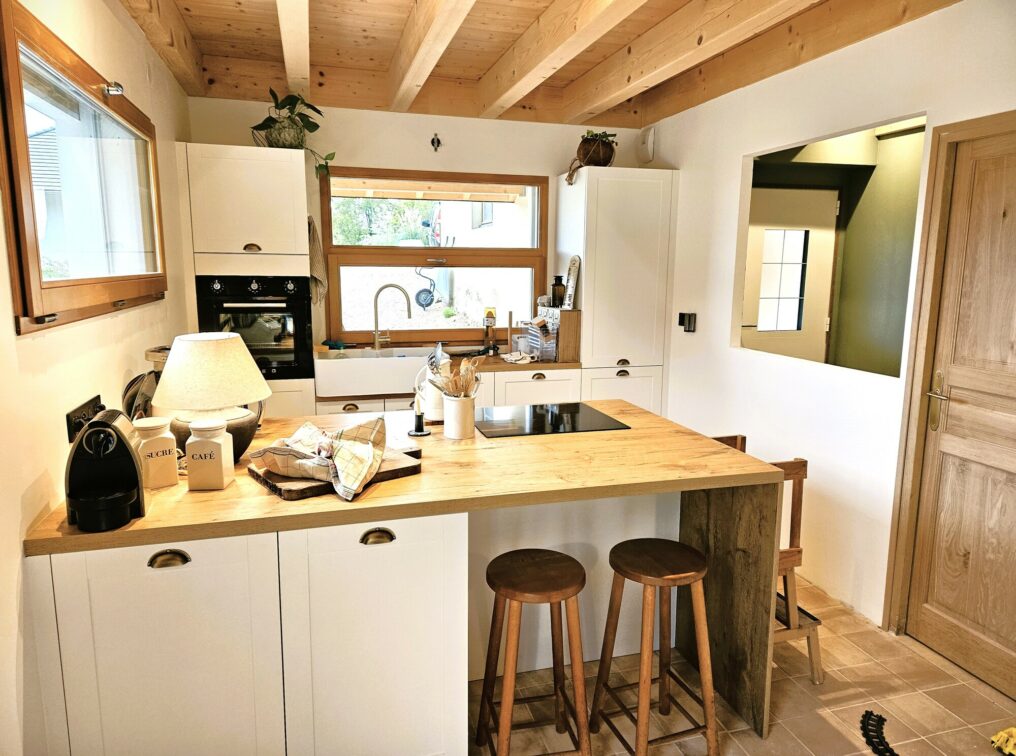 cuisine-moderne-chaleureuse-bois-blanc-chambery