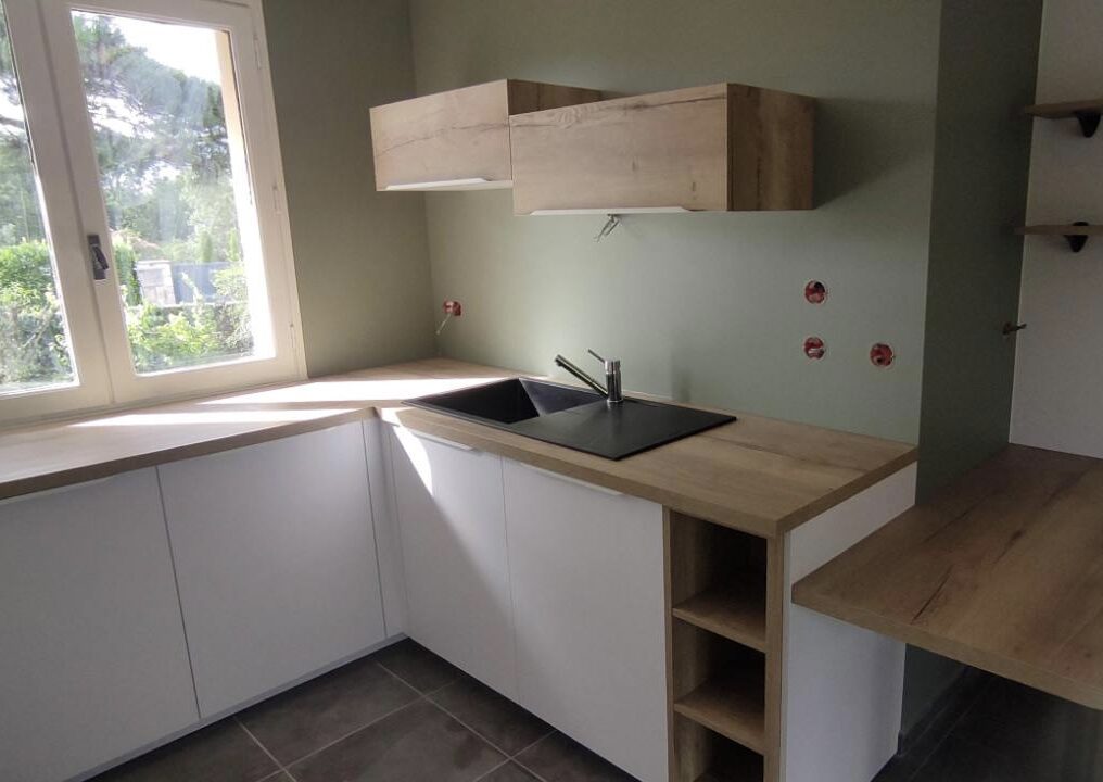 cuisine-moderne-douce-blanc-bois-vert-figeac