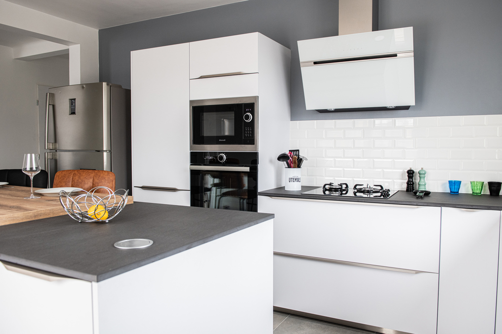 cuisine-moderne-fonctionnelle-spacieuse-blanche-chateaubriant