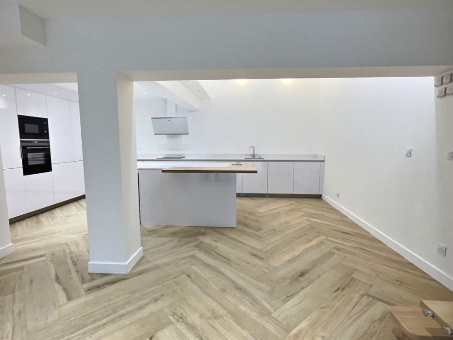 cuisine-moderne-spacieuse-blanc-et-bois-fleury-les-aubrais