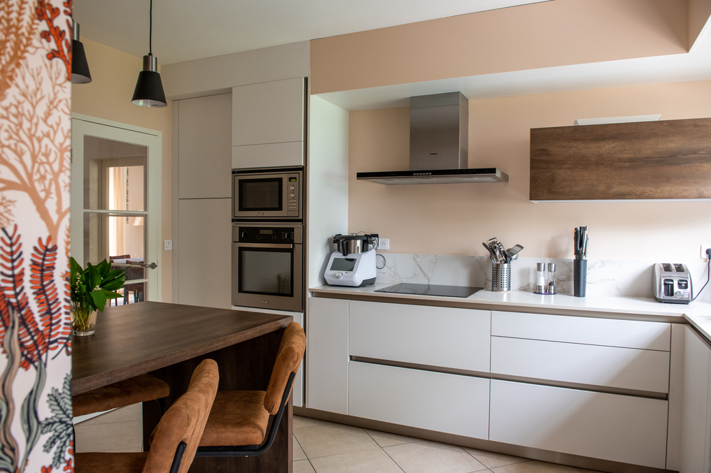cuisine-douce-elegante-blanche-bois-chateaubriant