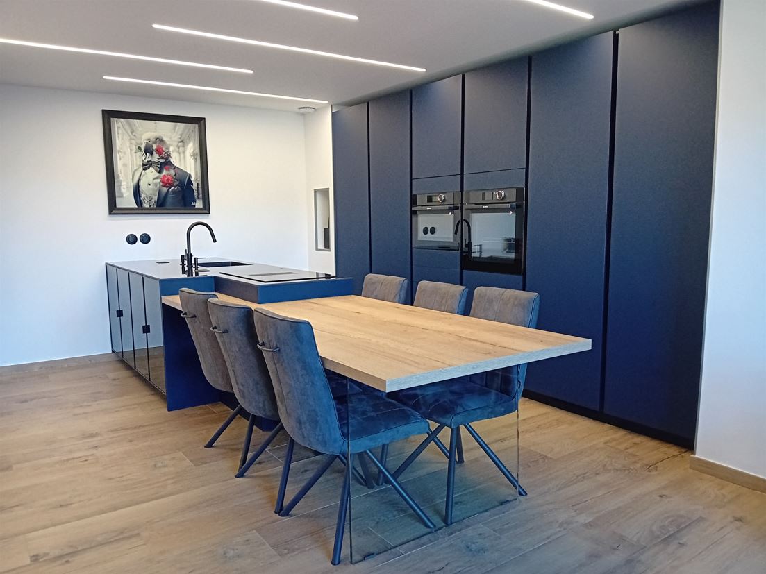 Réalisations Cuisine fonctionnelle moderne et élégante bleu nuit