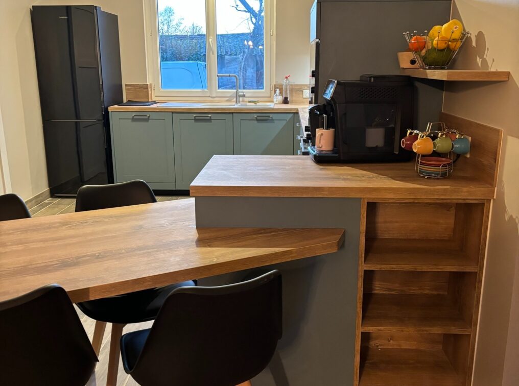 cuisine-espace-repas-bois-bleu-paon-villereal