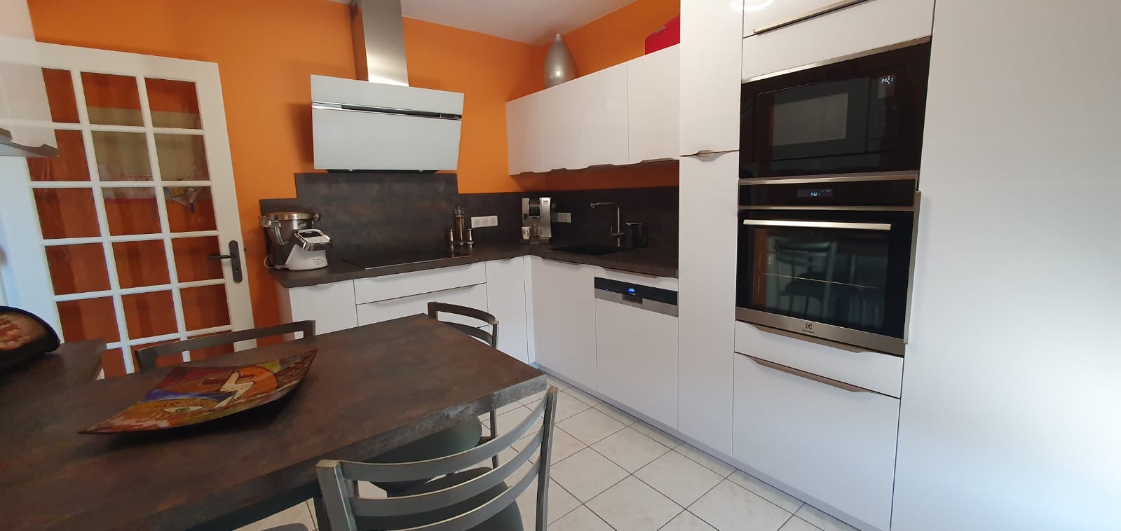 cuisine-moderne-blanche-grise-enL-choisey