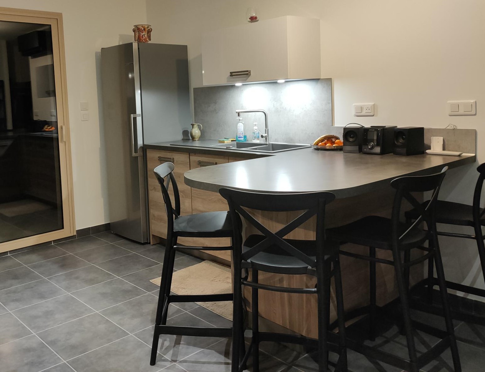 cuisine-moderne-conviviale-espace-repas-montbrison
