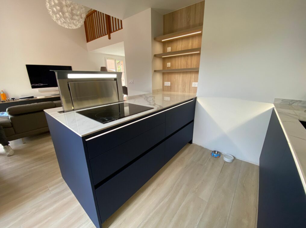 cuisine-moderne-fonctionnelle-avec-hotte-ascenceur-saint-laurent-du-var