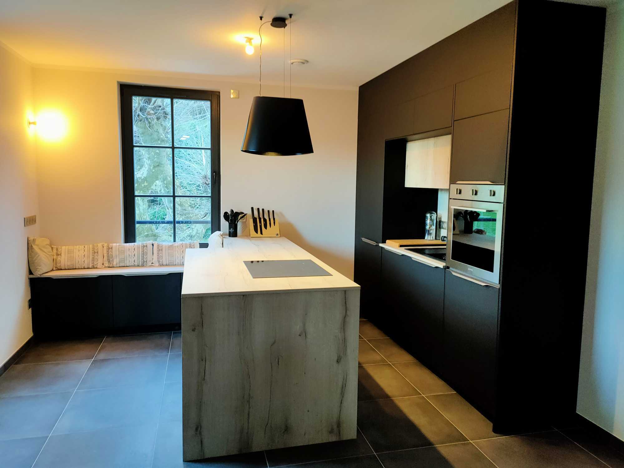Réalisations Cuisine moderne avec ilot central noir et bois - COMERA