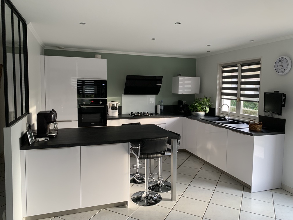 Réalisations Cuisine moderne blanche et noire avec verrière - COMERA