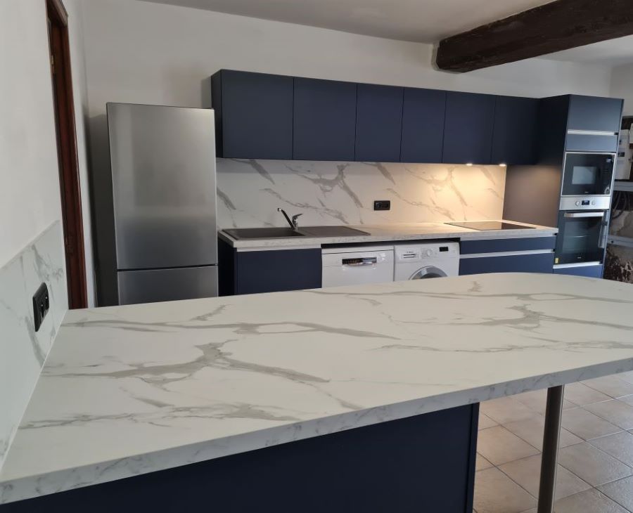 https://comera-lelab.com/realisation/cuisine-moderne-nordique-bleu-et-blanc-effet-mabre/