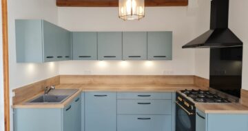 petite-cuisine-en-U-bleu-bois-maizieres-la-grande-paroisse