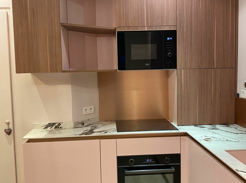 petite-cuisine-plan-travail-marbre-saint-laurent-du-var