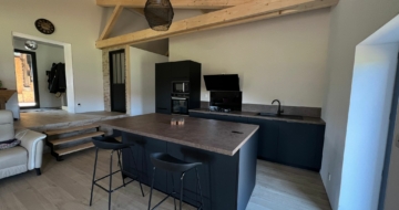 cuisine-moderne-chic-ilot-central-noir-bronze-figeac