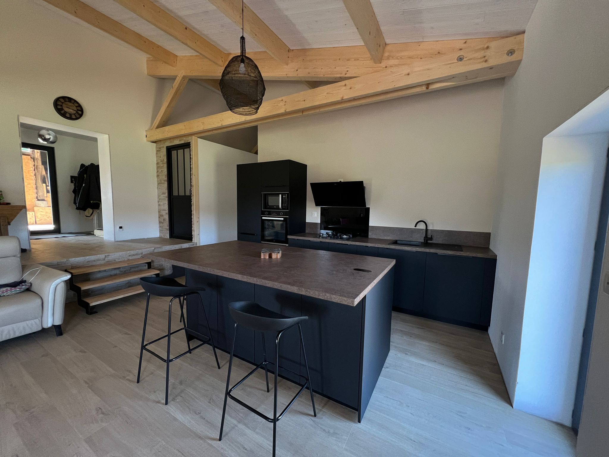 cuisine-moderne-chic-ilot-central-noir-bronze-figeac