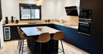 cuisine-moderne-conviviale-noir-bois-figeac