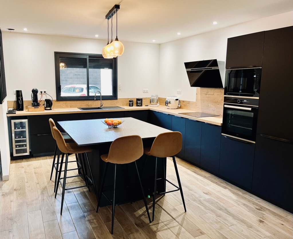 cuisine-moderne-conviviale-noir-bois-figeac