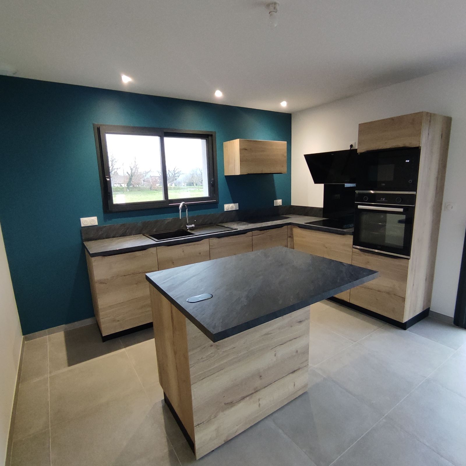 cuisine-moderne-ilot-central-bois-noir-figeac