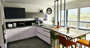 grande-cuisine-design-blanche-gris-chambery