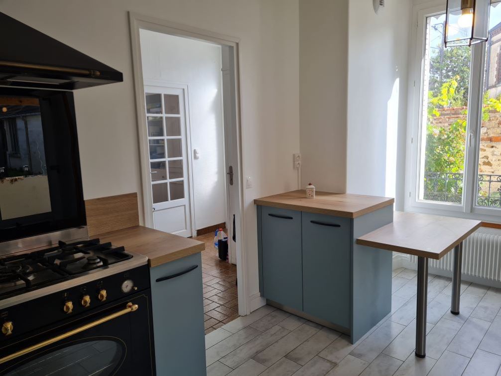 rangement-bois-et-bleu-clair