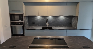 cuisine-contemporaine-plan-travail-noir-saint-laurent-du-var