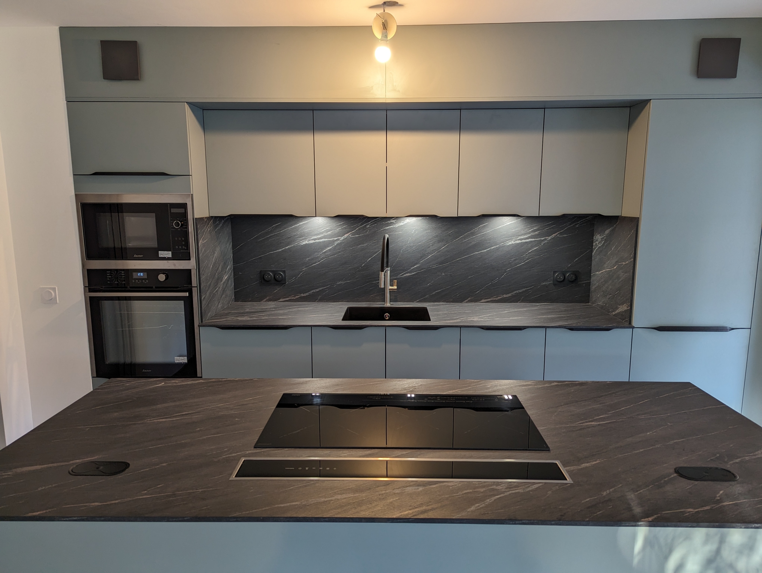 cuisine-contemporaine-plan-travail-noir-saint-laurent-du-var