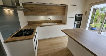 cuisine-fonctionnelle-blanche-bois-angers