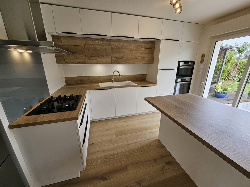 Réalisations Cuisine moderne épurée avec îlot central blanche et bois ...