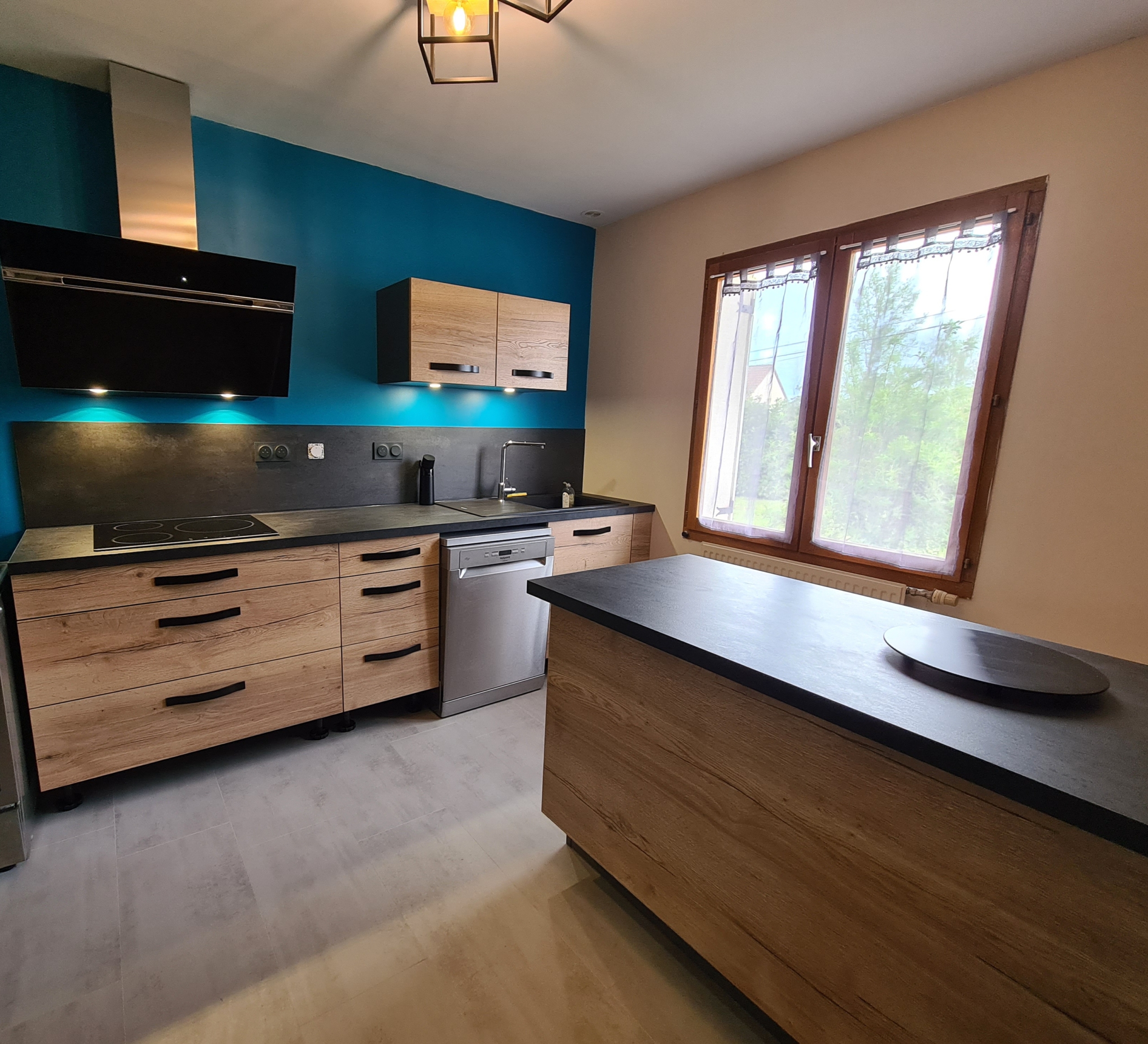 cuisine-industrielle-fonctionnelle-noire-bois-choisey