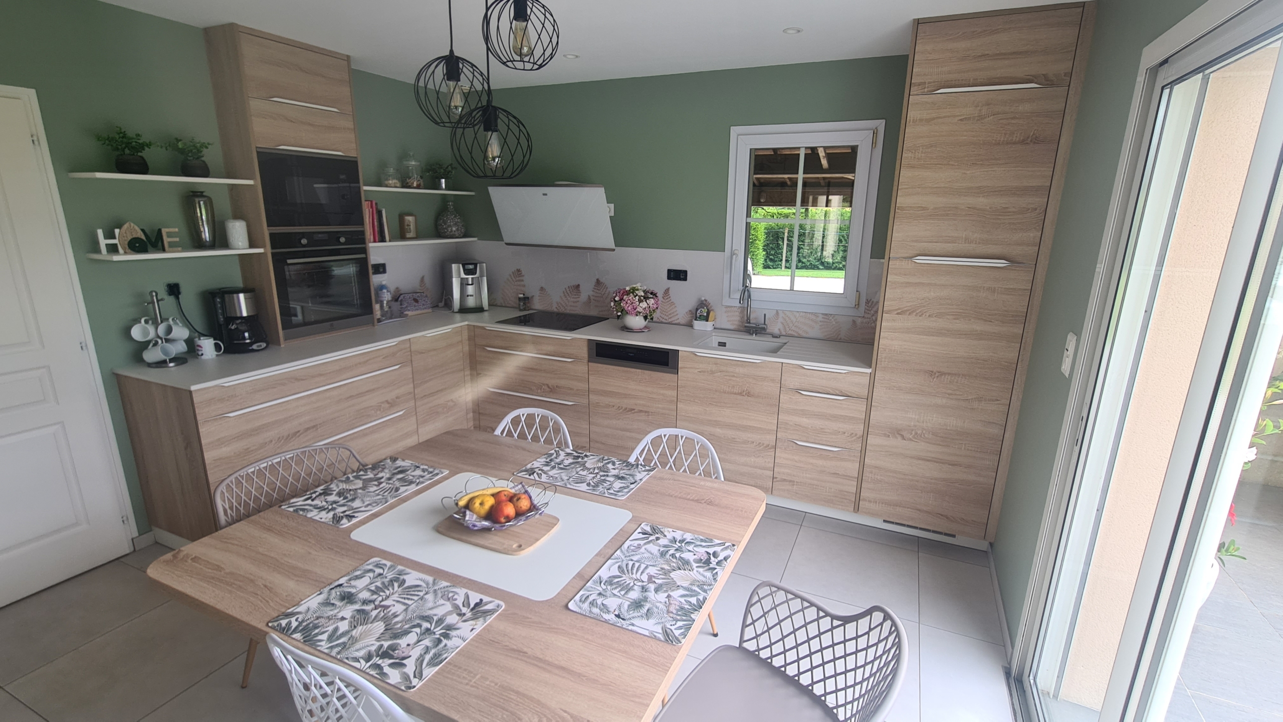 cuisine-moderne-blanche-bois-conviviale-les-herbiers