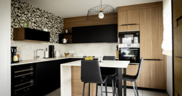 cuisine-moderne-elegante-noire-blanche-decor-bois
