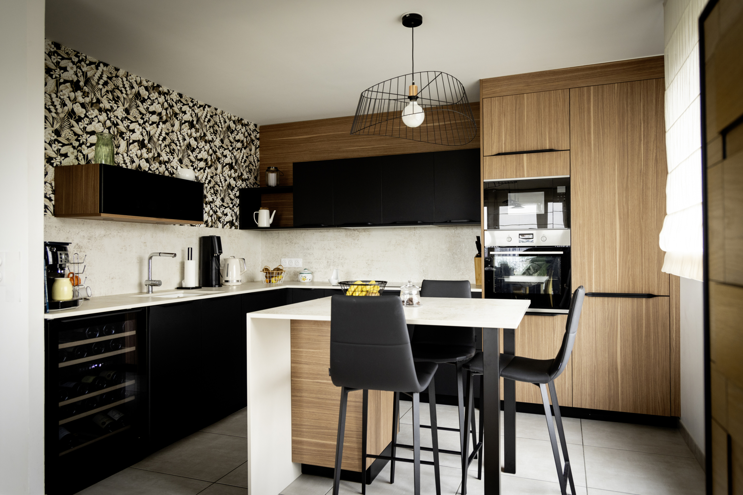 cuisine-moderne-elegante-noire-blanche-decor-bois