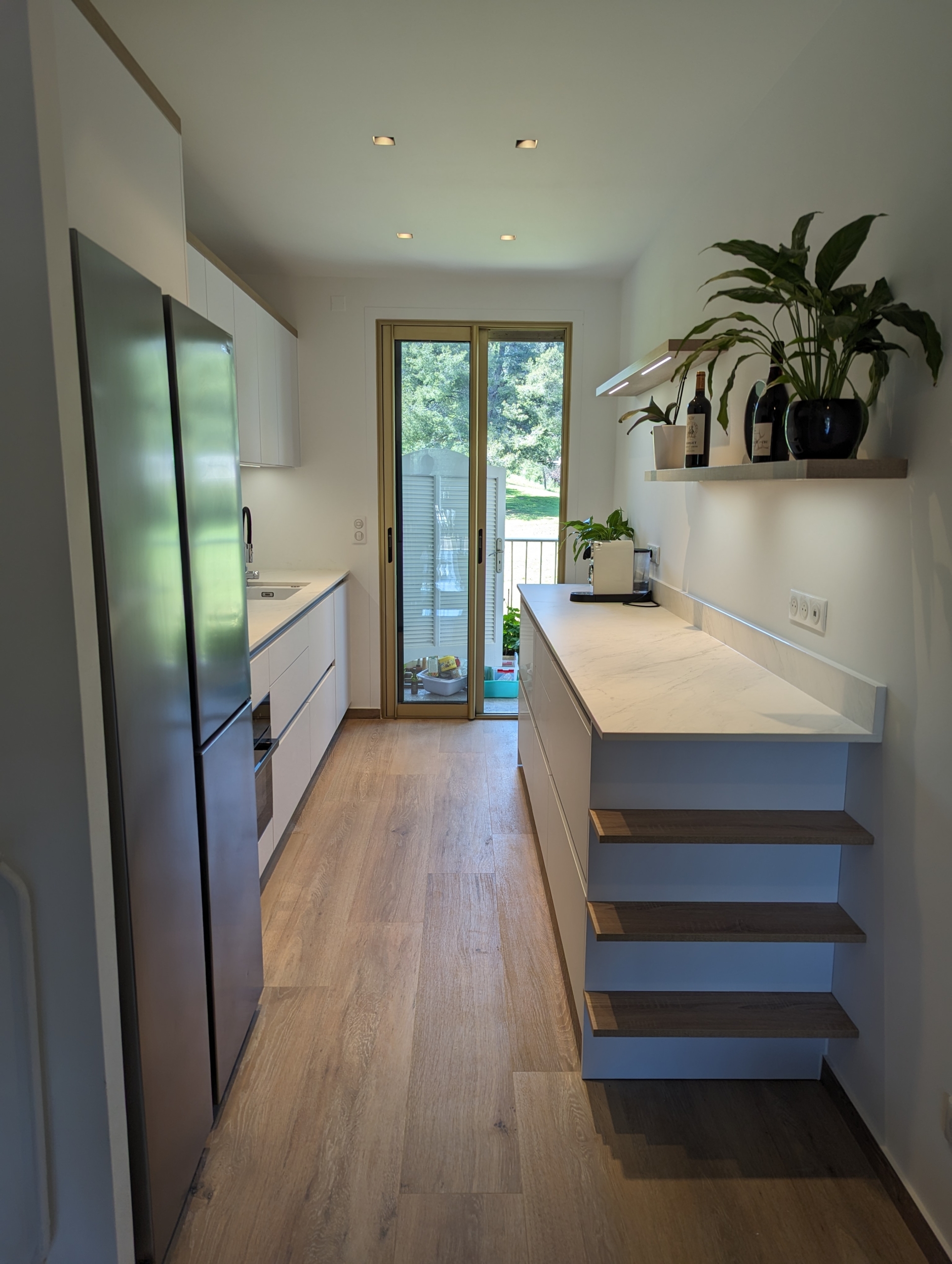 cuisine-moderne-ergonomique-blanche-saint-laurent-du-var
