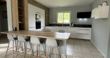 cuisine-moderne-ouverte-blanche-bois-bourgoin-jallieu
