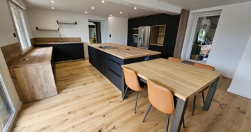 grande-cuisine-noire-bois-style-industriel-les-herbiers