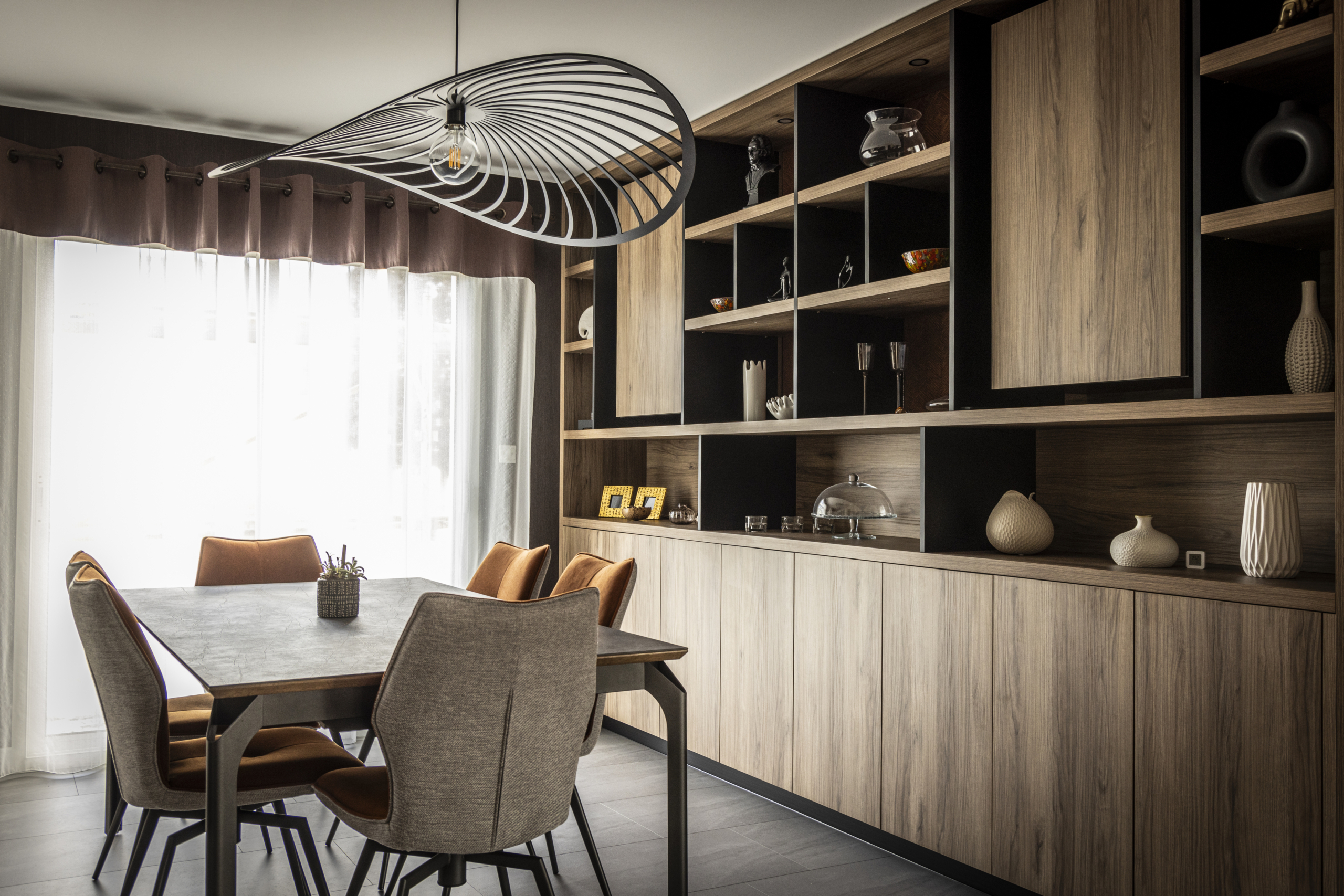 meuble-elegant-bois-noir-fonctionnel-chateaubriant
