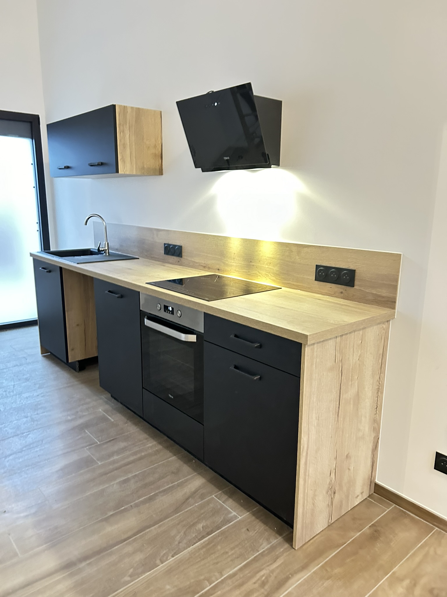 petite-cuisine-moderne-noir-bois-style industriel-bourgoin-jallieu