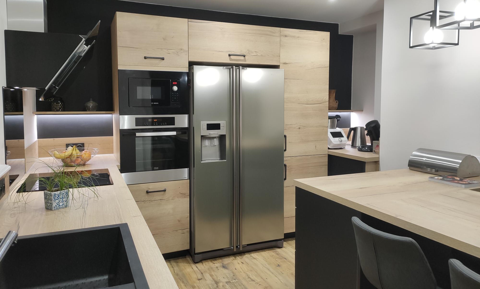 cuisine-equipee-ergonomique-noire-bois-montbrison