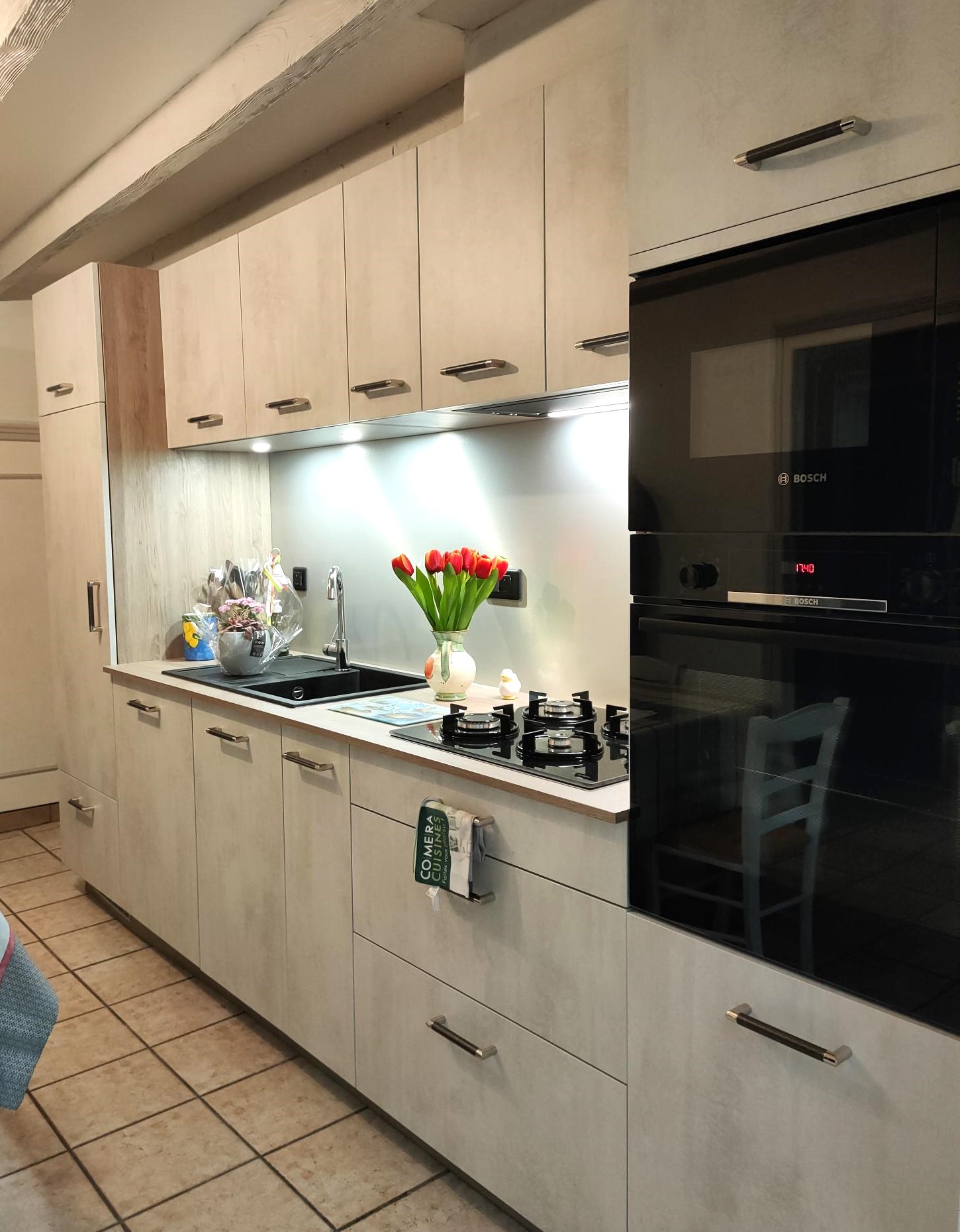 cuisine-industrielle-gris-beton-et-blanc-montbrison