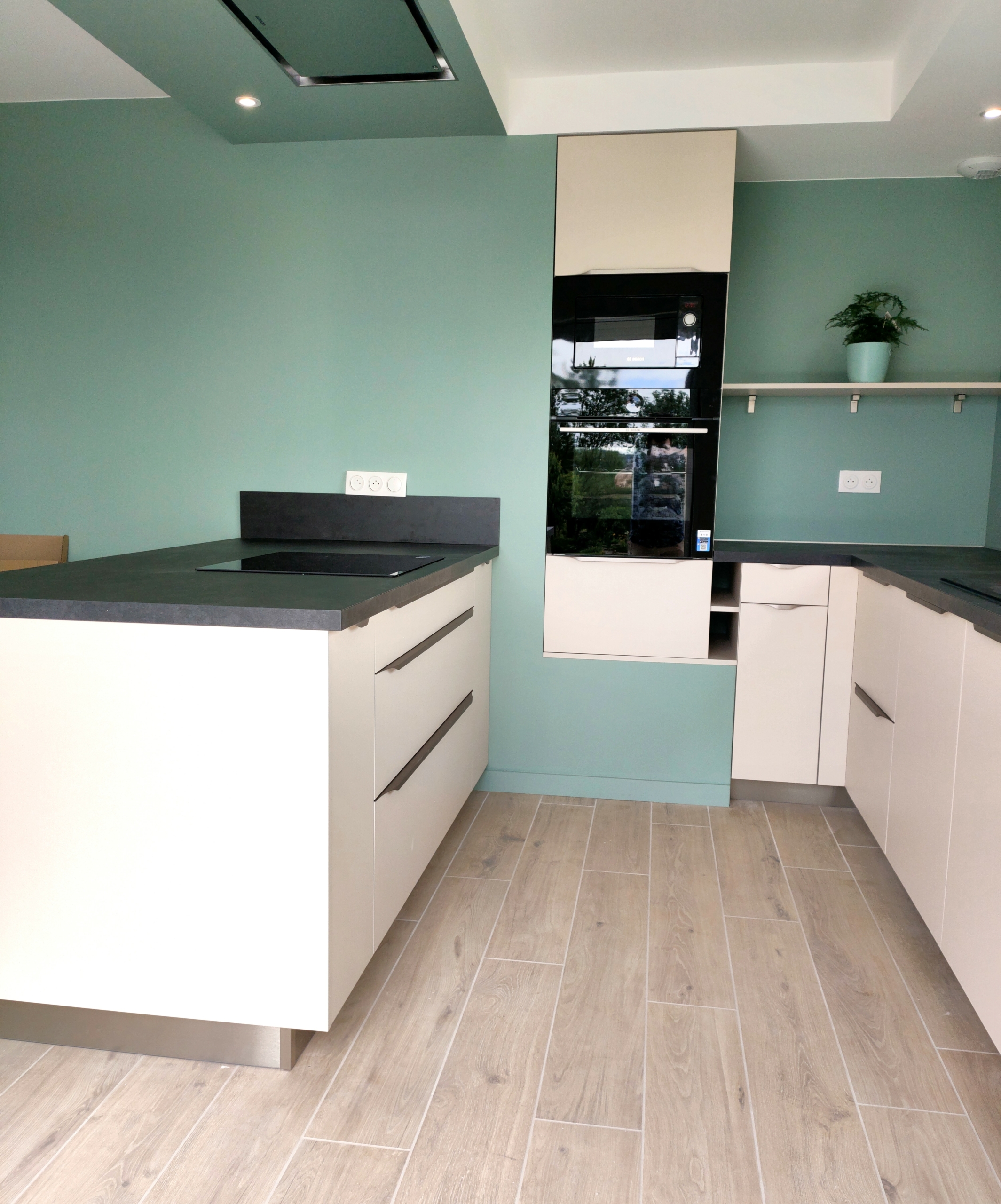 cuisine-moderne-blanc-plan-travail-noir-montbrison