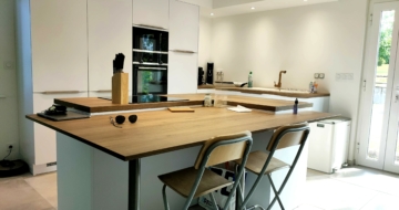 cuisine-moderne-blanche-bois-avec-ilot-central-montbrison
